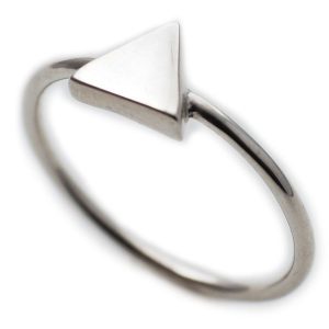 anillo triángulo plata